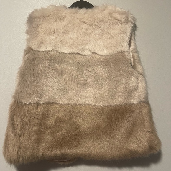 Mayoral Girl Faux Fur Girl’s Vest Sz T5 - Picture 2 of 10